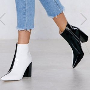 TWO TONED BLACK & WHITE HEELED BOOTIE SZ 6